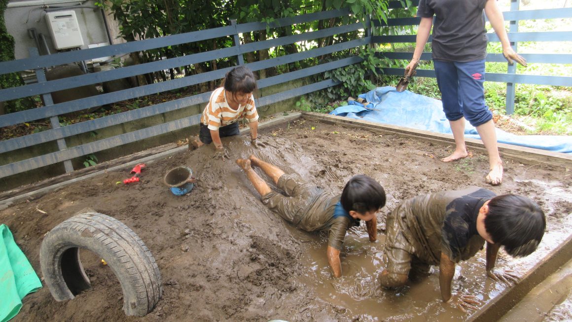 子どもたちの成長　～砂から土、どろんこ遊びへ～　(療育部）