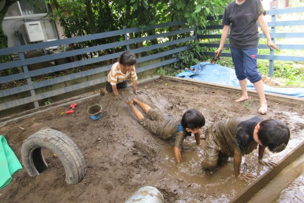 子どもたちの成長　～砂から土、どろんこ遊びへ～　(療育部）